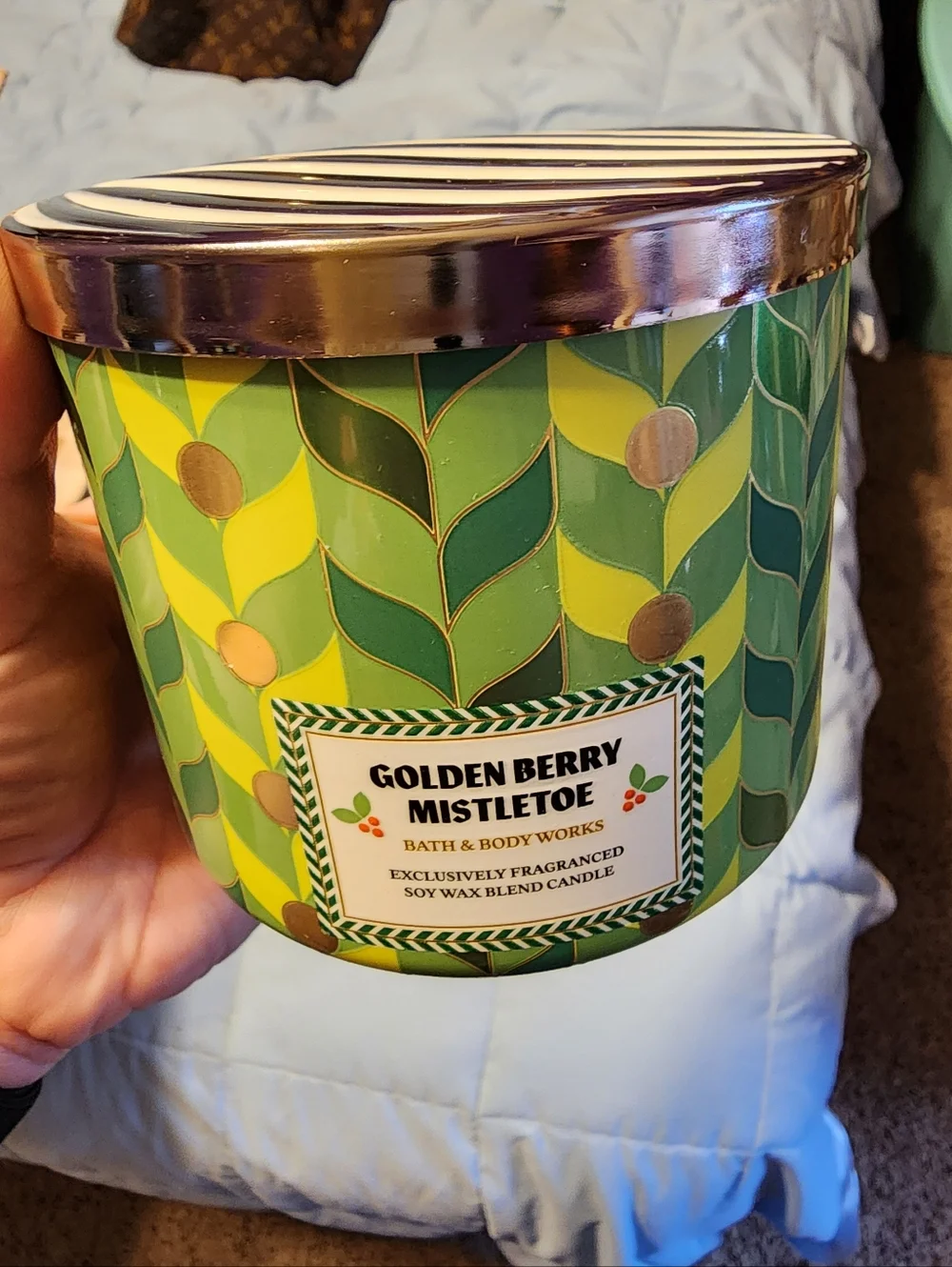 New Bath & Body Works Golden Berry Mistletoe 3 Wick Candle - Picture 2 of 3